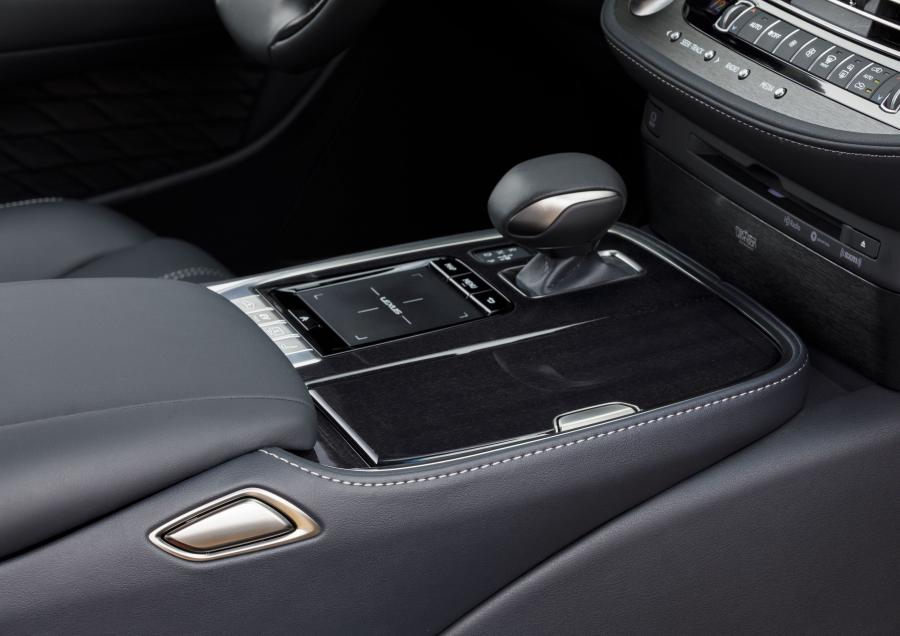 Детали интерьера Lexus LS500h AWD 2017 года  (NA) (фото 88 из 96)